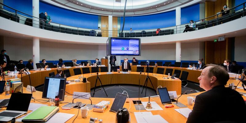 Teilnehmer des Bundestags-Untersuchungsausschusses zum Terroranschlag auf dem Weihnachtsmarkt am Breitscheidplatz. - Foto: Christoph Soeder/dpa