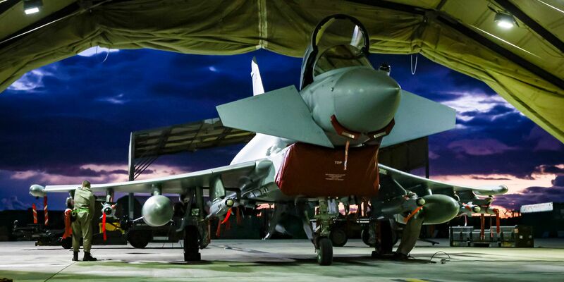 Die von Verteidigungsministerium des Vereinigten Königreichs zur Verfügung gestellte Aufnahme zeigt Waffentechniker der Royal Air Force bei der Vorbereitung eines Kampfflugzeugs vom Typ Typhoon FGR4. - Foto: As1 Leah Jones/MoD Crown Copyright 2024/UK Ministry of Defence/dpa