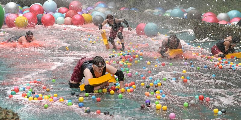 Fabio Knez, Twenty4Tim, Lucy Diakovska, Mike Heiter und Leyla Lahouar kämpfen am Tag 16 des RTL-Dschungelcamps «Ich bin ein Star - Holt mich hier raus!» gegen heftigen Wind und sintflutartigen Starkregen. - Foto: Stefan Thoyah/RTL/dpa