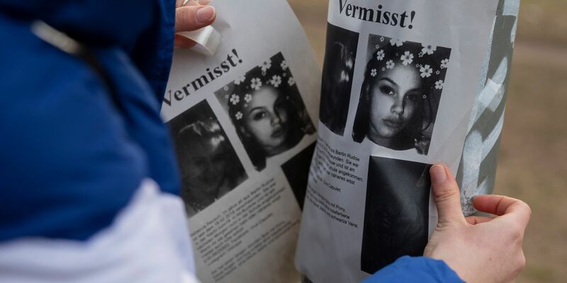 Ein junges Mädchen klebt Flugblätter an einen Laternenpfahl. - Foto: Christoph Soeder/dpa