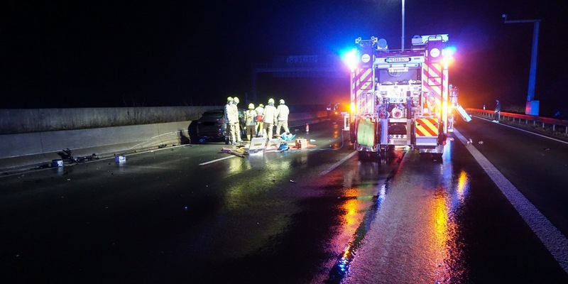 FW Ratingen: Nächtlicher schwerer Verkehrsunfall - Feuerwehr Ratingen im Einsatz - Foto: presseportal.de