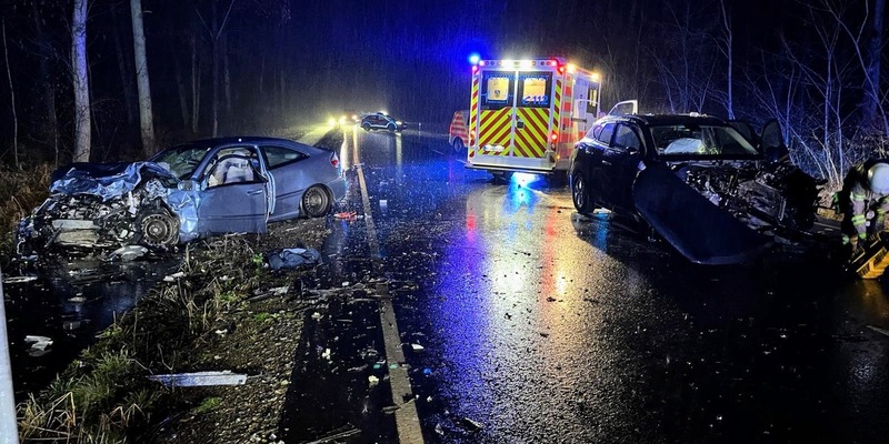 FW Helmstedt: Schwerer Verkehrsunfall auf der B244 - Foto: presseportal.de