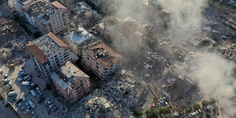 Eine Luftaufnahme zeigt vom Erdbeben zerstörte Gebäude. - Foto: Hussein Malla/AP/dpa