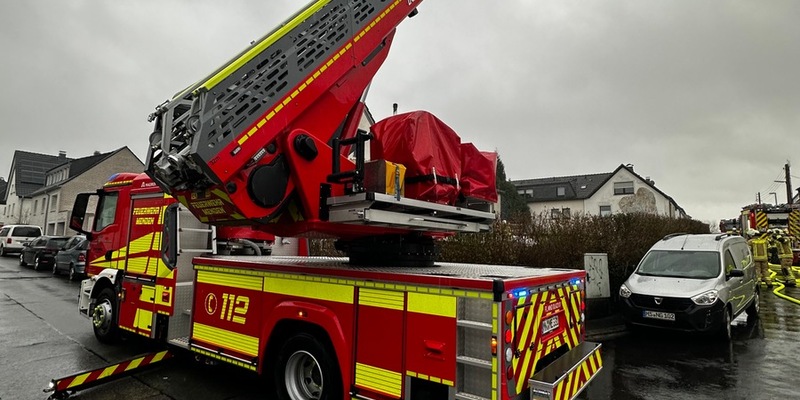FW Menden: Anbau brennt in voller Ausdehnung - Foto: presseportal.de