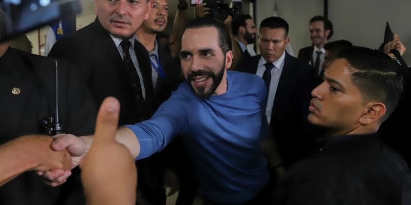 Steht er kurz vor der Wiederwahl? Nayib Bukele (M) ist seit 2019 der Präsident El Salvadors. - Foto: Salvador Melendez/AP/dpa