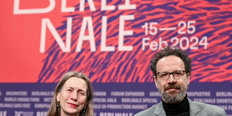 Das Leitungs-Duo der Berlinale, Mariette Rissenbeek, Geschäftsführerin, und Carlo Chatrian, künstlerischer Direktor, stehen bei der Bekanntgabe des Berlinale-Programms 2024 auf der Bühne. - Foto: Jens Kalaene/dpa