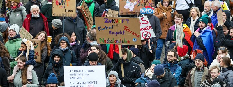 In Bremen demonstrierten laut Polizei zeitweise etwa 16.500 Menschen. - Foto: Focke Strangmann/dpa