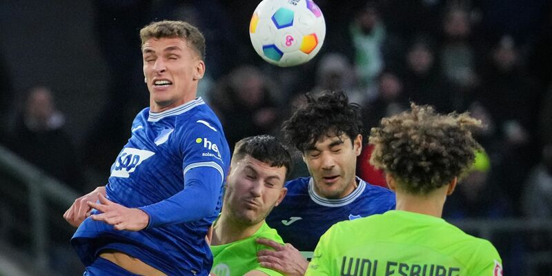 Die Hoffenheimer um Grischa Prömel (l) nehmen einen Punkt aus Wolfsburg mit. - Foto: Soeren Stache/dpa