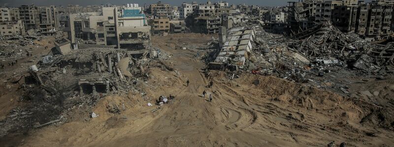 Bild der Verwüstung: Türme, Hotel und eine Moschee in Trümmern. - Foto: Omar Ishaq/dpa