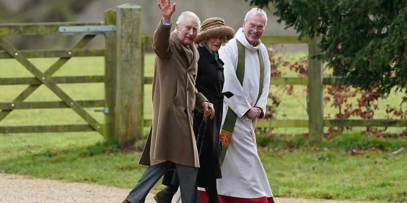 Der britische König Charles III. und Königin Camilla kommen zu einem Sonntagsgottesdienst in der St. Mary Magdalene Church. - Foto: Joe Giddens/PA Wire/dpa