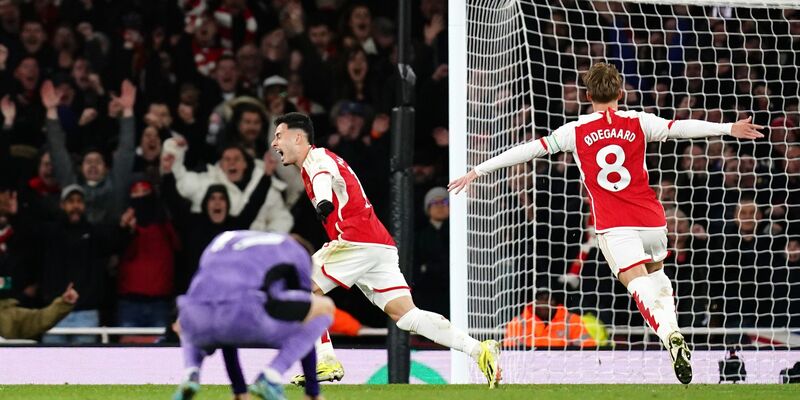 Arsenals Gabriel Martinelli (M) traf nach einem Missverständnis zwischen Alisson und Virgil van Dijk zum zwischenzeitlichen 2:1. - Foto: John Walton/PA Wire/dpa