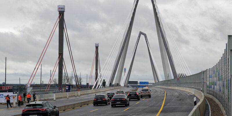 Die ersten Fahrzeuge fahren über die neue Leverkusener Brücke. - Foto: Henning Kaiser/dpa