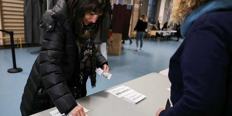 Die Pariser Bürgermeisterin Anne Hidalgo in einem Wahllokal. - Foto: Thomas Samson/AFP/dpa
