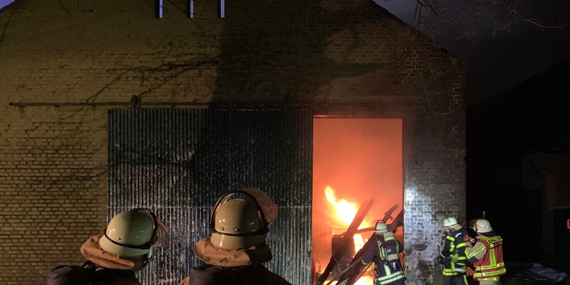 FW-GLA: Dacheinsturz nach Vollbrand einer Scheune - Foto: presseportal.de
