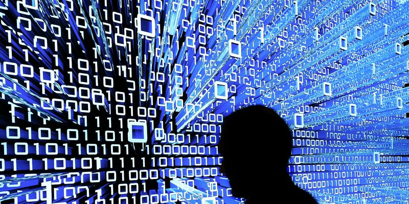 Im Vergleich zu den Modellen, die Google und OpenAI verwenden, soll die benötigte Rechenleistung in Sepp Hochreiters Modell deutlich geringer sein. - Foto: Peter Steffen/dpa