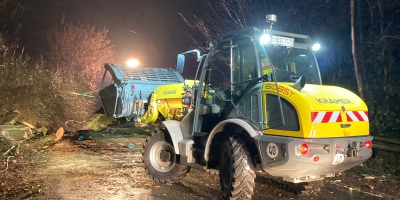 FW-EN: Umgestürzter Baum sorgt für zweistündigen Einsatz der Feuerwehr Hattingen - Foto: presseportal.de