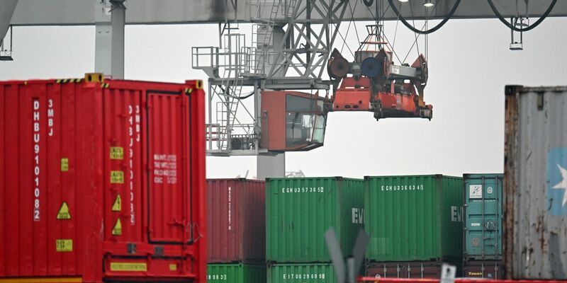 Die Importe sind 2023 im Vergleich zum Vorjahr um 9,7 Prozent auf 1352,5 Milliarden Euro gesunken (Symbolbild). - Foto: Federico Gambarini/dpa