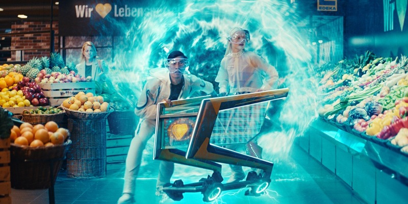 Mit EDEKA auf Zeitreise / Zur richtigen Zeit am richtigen Ort: Neue Kampagne zeigt Vielfalt zum besten Preis bei EDEKA - Foto: presseportal.de