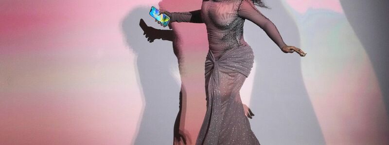 Sichtlich erfreut stürmt Sängerin SZA auf die Bühne um den Preis für den besten R&B-Song entgegenzunehmen. - Foto: Chris Pizzello/Invision/AP/dpa