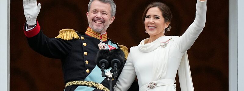 Dänemarks neues Königspaar: König Frederik X. und Dänemarks Königin Mary auf dem Balkon von Schloss Christiansborg. - Foto: Martin Meissner/AP/dpa