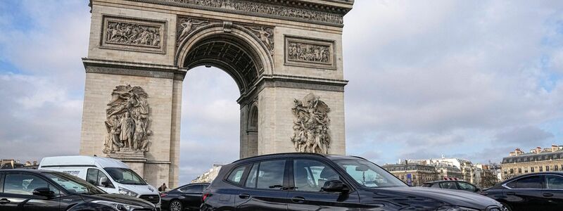 Seit Jahren kämpft die Pariser Stadtverwaltung für eine Verkehrswende und weniger Autoverkehr - nun sind SUV von einer drastischen Entscheidung betroffen. - Foto: Michel Euler/AP/dpa