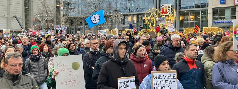 Demonstranten mit Plakaten vor dem Magdeburger Hauptbahnhof. - Foto: Simon Kremer/dpa