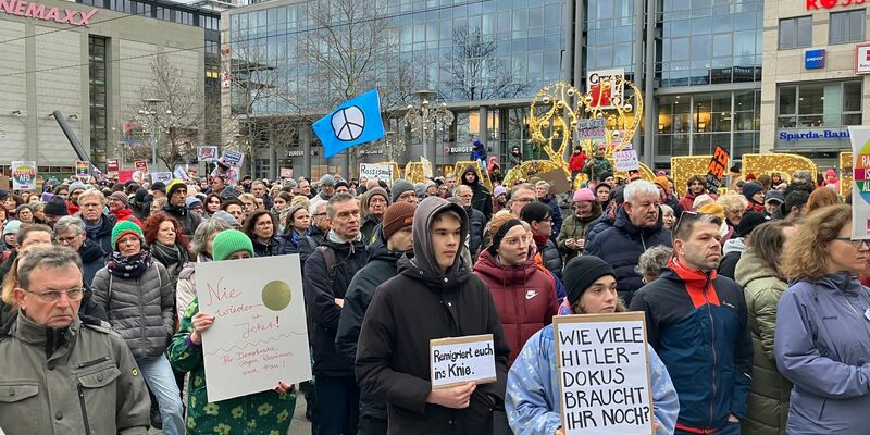 Demonstranten mit Plakaten vor dem Magdeburger Hauptbahnhof. - Foto: Simon Kremer/dpa