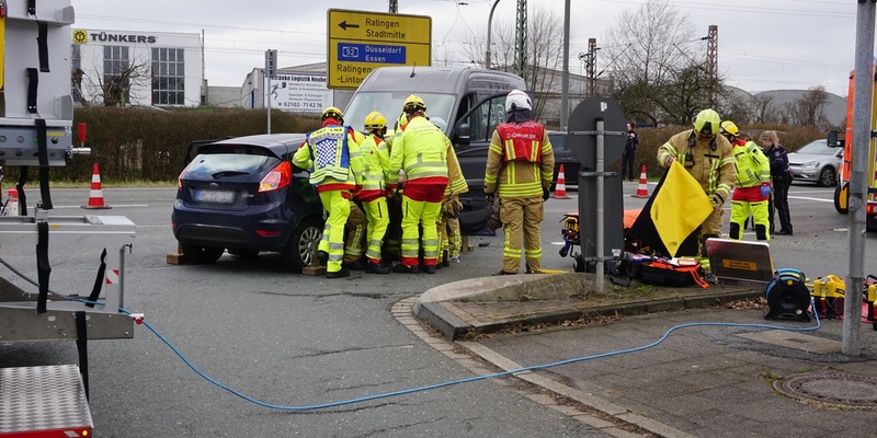 FW Ratingen: Verkehrsunfall im Kreuzungsbereich - Feuerwehr Ratingen im Einsatz - Foto: presseportal.de
