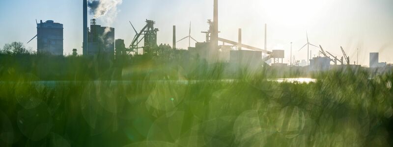 Das Stahlwerk von ArcelorMittal in Bremen soll auf die Produktion von grünem Stahl umgestellt werden. - Foto: Sina Schuldt/dpa