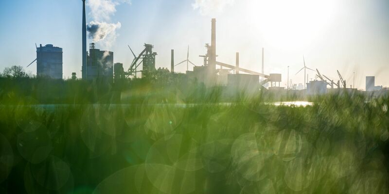 So schnell wie erhofft wird deutscher Stahl nicht grün, das heißt ohne CO2-Ausstoß hergestellt. (Symbolbild) - Foto: Sina Schuldt/dpa