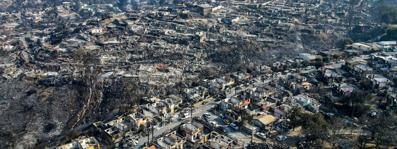 Ganze Stadtviertel von Viña del Mar sind niedergebrannt. - Foto: Esteban Felix/AP/dpa