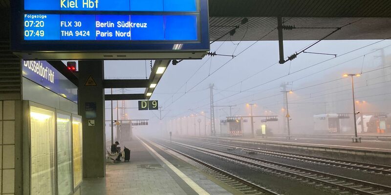 Von einem Bahnsteig des Düsseldorfer Hauptbahnhofs ist ein Betrunkener beim Urinieren vor einen Regionalzug gefallen (Archivbild). - Foto: Mona Wenisch/dpa