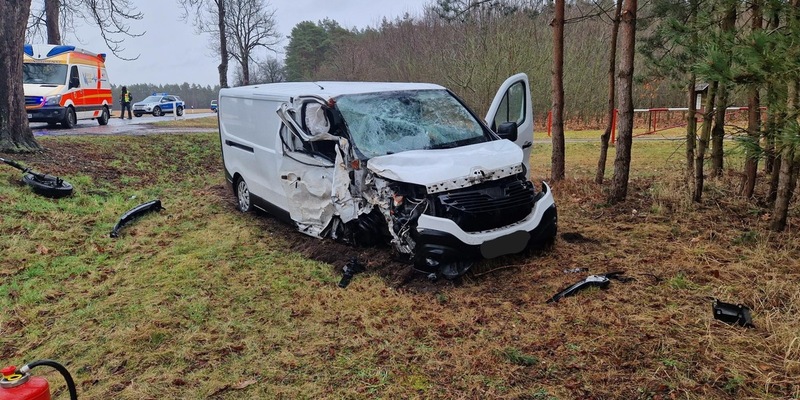 POL-ANK: Transporterfahrer nach Kollision mit Baum schwer verletzt - Foto: presseportal.de
