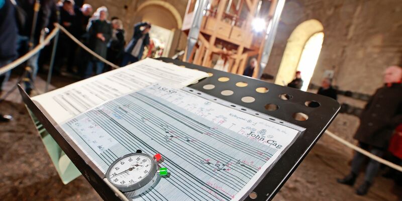 Besucher und Journalisten vor Beginn des Klangwechsels an der Orgel in der Burchardi-Kirche. - Foto: Matthias Bein/dpa