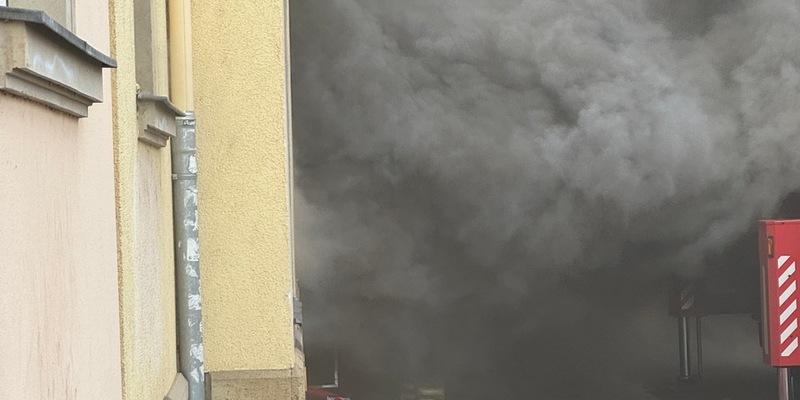 FW Dresden: Zwei Brände mit mehreren Verletzten zur selben Uhrzeit fordern die Feuerwehr Dresden - Foto: presseportal.de