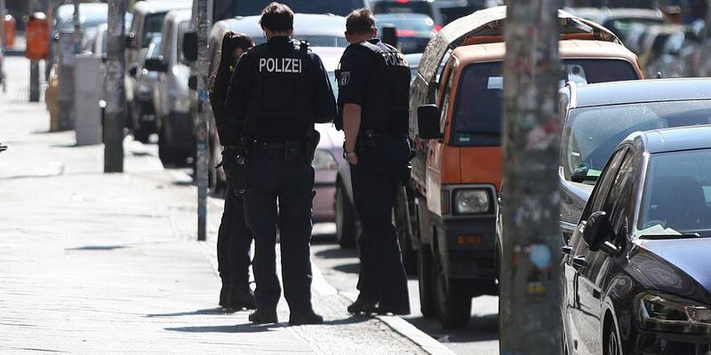 Polizisten schreiben Knöllchen (Archiv) - Foto: über dts Nachrichtenagentur