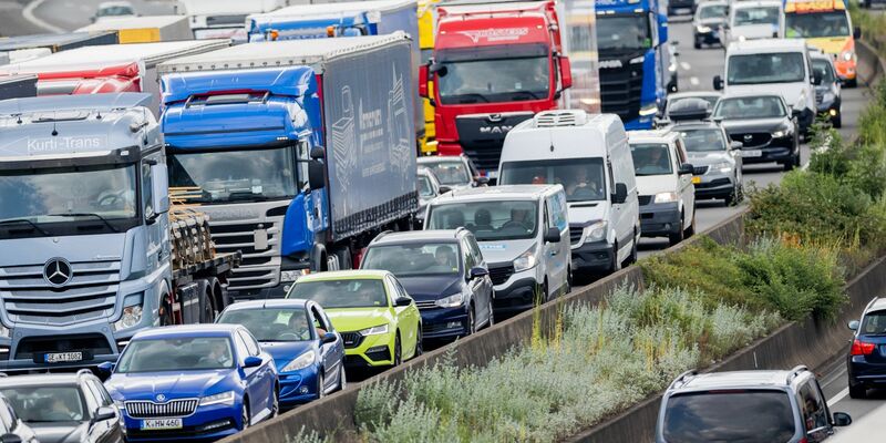 Das Bundesland mit den meisten Staus war wie in den Vorjahren Nordrhein-Westfalen mit knapp 34 Prozent - wie hier auf der A3 im Autobahndreieck Köln-Heumar. - Foto: Rolf Vennenbernd/dpa