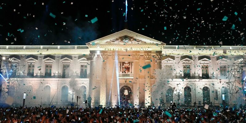 El Salvadors umstrittener Präsident Nayib Bukele steht vor einem klaren Sieg bei der Präsidenten- und Parlamentswahl in dem mittelamerikanischen Land - obwohl ihm eine zweite Amtszeit gemäß Verfassung gar nicht gestattet wäre. - Foto: Moises Castillo/AP/dpa