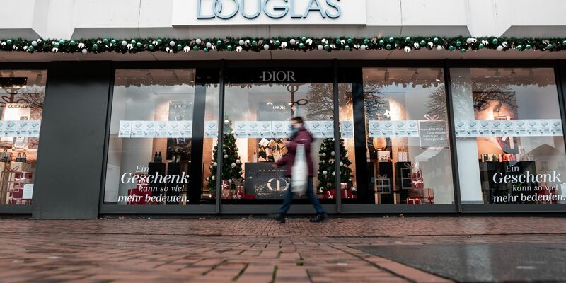 Douglas hat europaweit 1850 Filialen in 22 Ländern und beschäftigt rund 18.000 Menschen. - Foto: Fabian Strauch/dpa