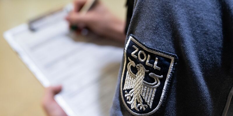 Der Zoll am Stuttgarter Flughafen hat 104 Schmuckstücke sichergestellt. - Foto: Hendrik Schmidt/dpa