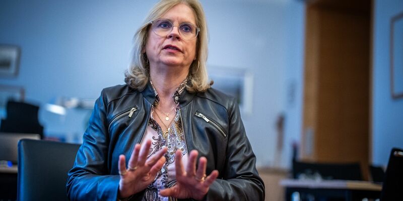 Für Andrea Lindholz, stellvertretende Vorsitzende der Unionsfraktion, handelt es sich bei der BSW um «eine Mischung zwischen AfD und Linkspartei». - Foto: Michael Kappeler/dpa