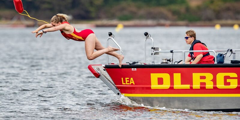 In den kommenden Jahren will die DLRG vor allem die Zahl der Aktiven steigern, um mehr Kindern das Schwimmen beibringen zu können. - Foto: Marcel Kusch/dpa