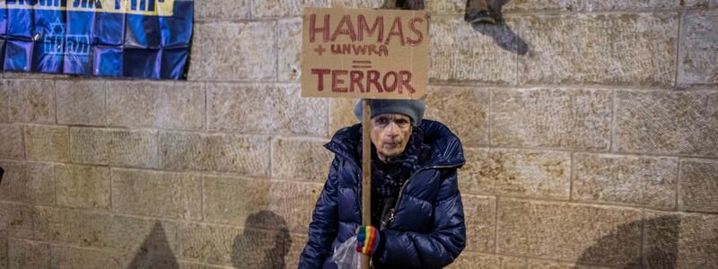 Einigen Mitarbeitern des UN-Hilfswerks für palästinensische Flüchtlinge wird vorgeworfen, an den Terrorakten der Hamas beteiligt gewesen zu sein. Israelische rechtsgerichtete Aktivisten protestieren deshalb vor dem Hauptsitz des Hilfswerks. - Foto: Ilia Yefimovich/dpa