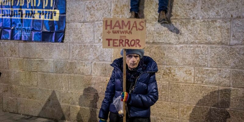 Zehntausende Menschen demonstrierten in Israel den zweiten Tag in Folge gegen Netanjahus Regierung. - Foto: Ilia Yefimovich/dpa