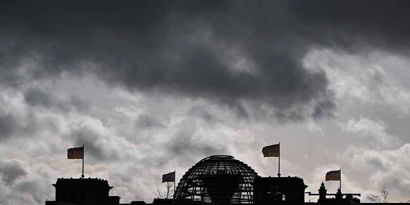 Dunkle Wolken über der Kuppel vom Reichstag: Um das Vertrauen in politische Prozesse zu stärken, empfehlen Experten auf die Bedürfnisse junger Menschen einzugehen. - Foto: Jens Kalaene/dpa