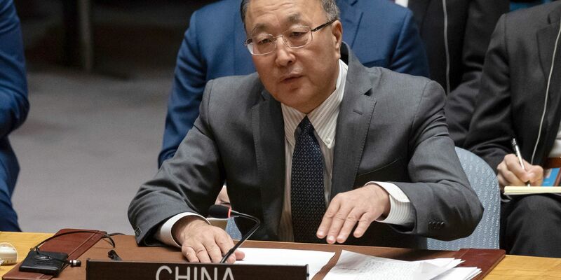 «Illegale Militäroperationen stoppen» lautet die Forderung von Chinas UN-Botschafter Zhang Jun. - Foto: Yuki Iwamura/AP/dpa