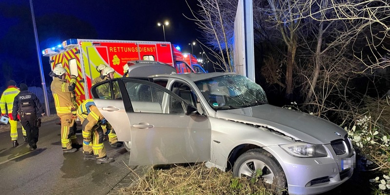 FF Bad Salzuflen: BMW kracht bei Alleinunfall in Lärmschutzwand / Zwei Männer werden auf der Lockhauser Straße in Bad Salzuflen verletzt - Foto: presseportal.de