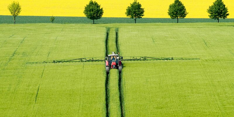 EU-Kommissionspräsidentin Ursula von der Leyen überdenkt ein Gesetz zum Pestizideinsatz in der Landwirtschaft. - Foto: Julian Stratenschulte/dpa