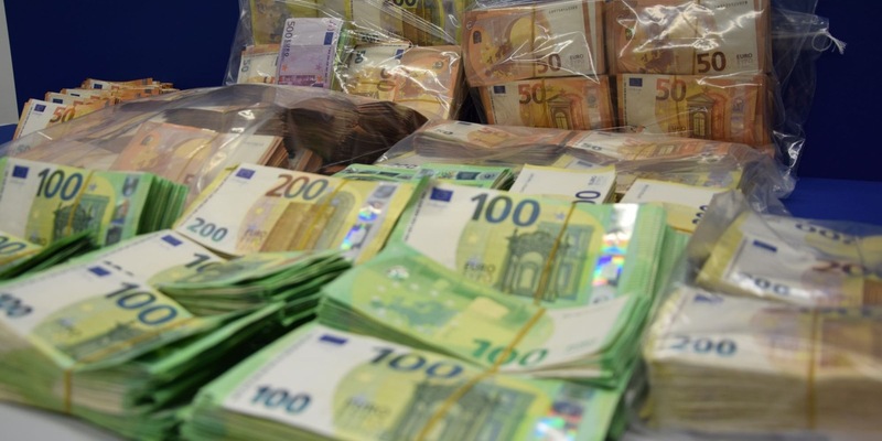 ZOLL-M: Rund 1,4 Millionen Euro Bargeld bei Reisegepäckkontrolle am Flughafen München durch Sicherheitspersonal entdeckt. - Foto: presseportal.de