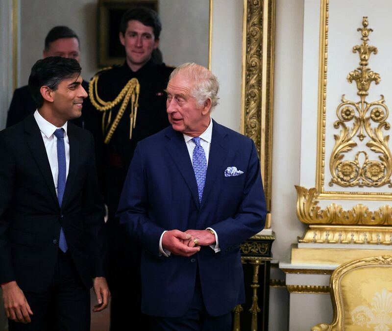 Premierminister Rishi Sunak ist in regelmäßigem Kontakt mit König Charles. - Foto: Daniel Leal/PA Wire/dpa